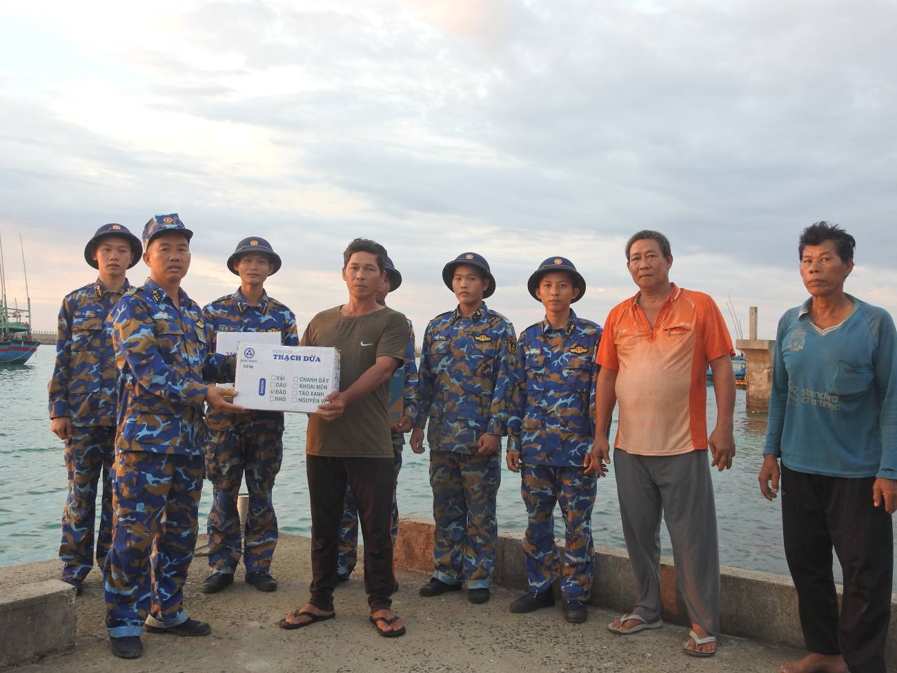 Ho tro ngu dan vao tranh tru bao so 13. Anh: Minh Chau