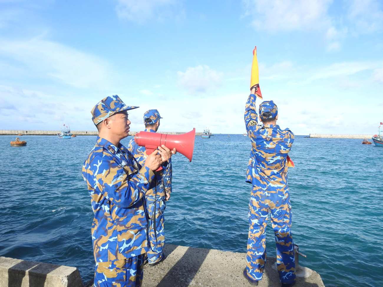Cac luc luong huong dan tau thuyen vao au tau o Dac khu Truong Sa tranh tru . Anh: Minh Chau