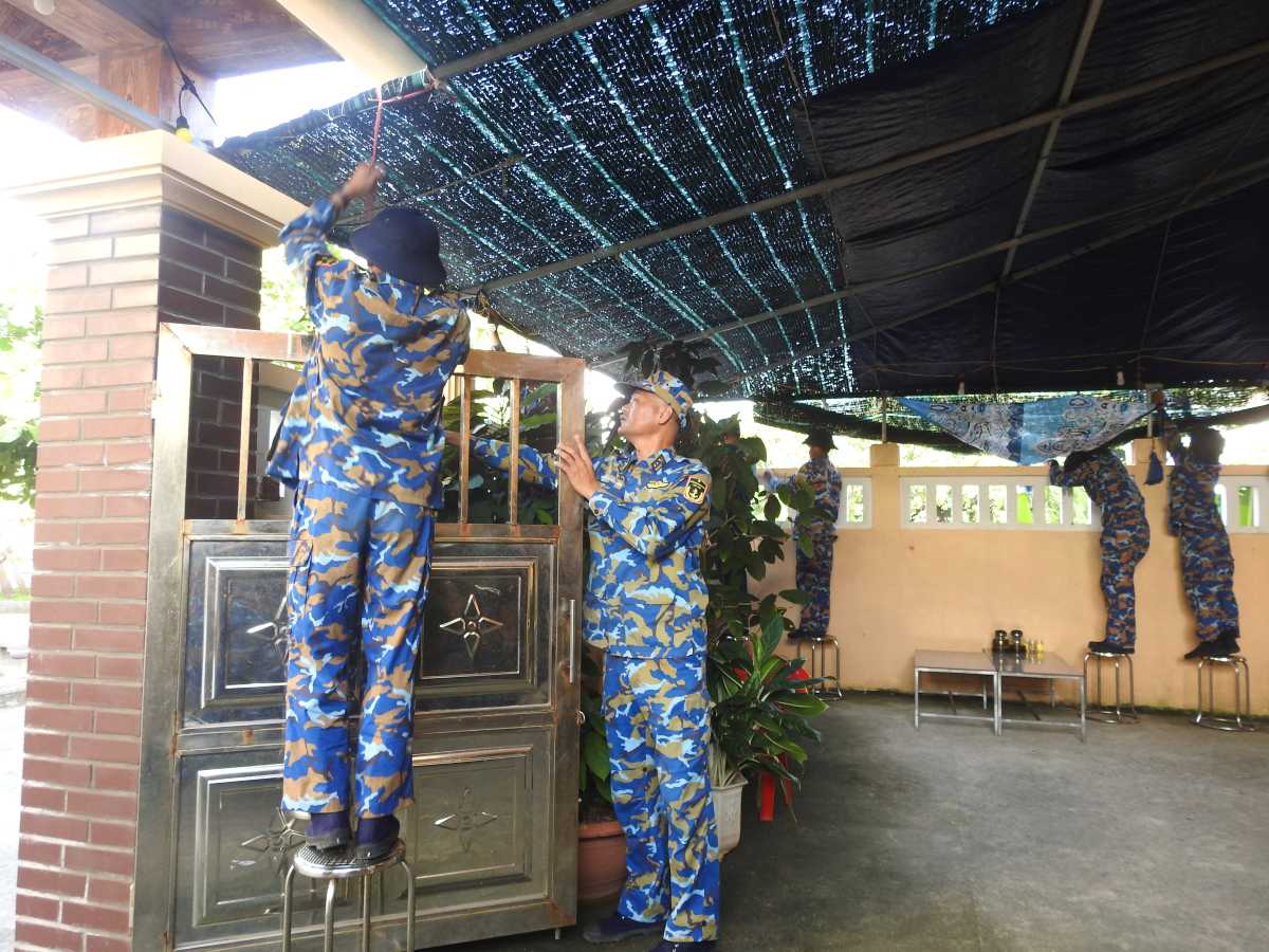 Cac luc luong tren cac dao cua Dac khu Truong Sa dang chuan bi noi nghi cho ngu dan va gia co nha cua phong tranh bao so 13. Anh: Minh Chau