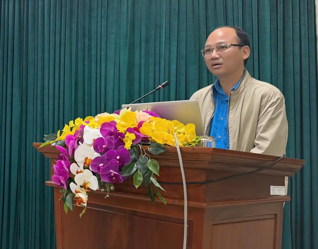 Dai dien lanh dao Ban Cong doan khu cong nghiep giai dap cac y kien cua can bo doan vien. Anh: Nguyen Truong