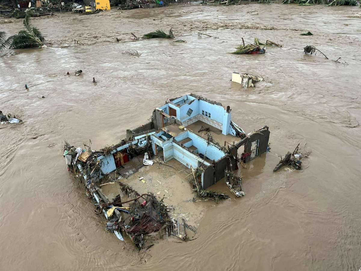 Lu lon sau bao cuon troi nhieu nha dan o Sitio Isla Verde, Barangay San Isidro, thanh pho Talisay, tinh Cebu, Philippines, sang 4.11. Anh: Philippine Weather System/Pacific Storm Update