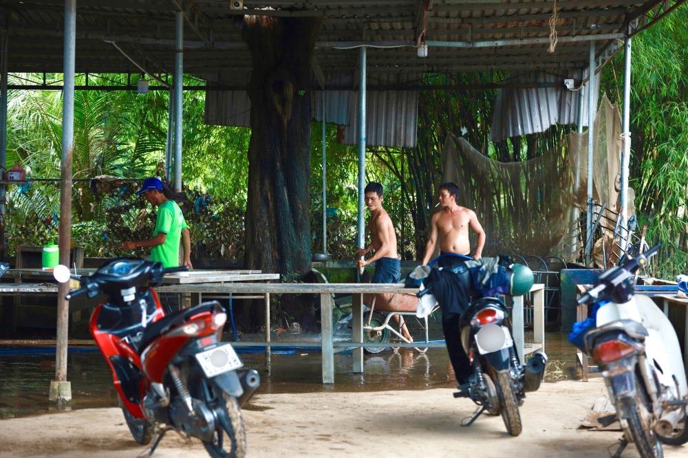 Cac nhan cong don dep nha xuong de san xuat tro lai. Anh: Duy Tuan 