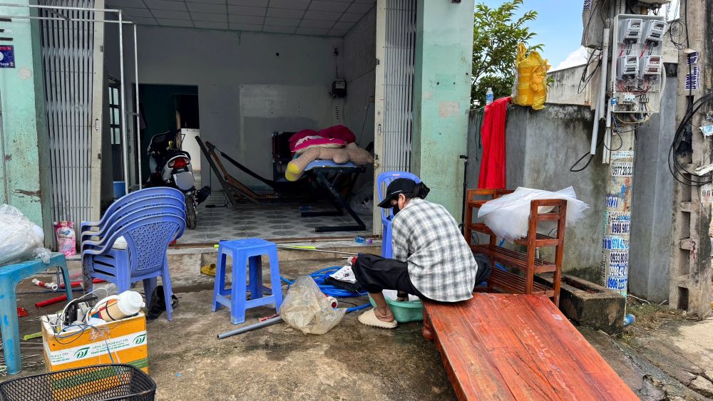 Nguoi dan ven song o cau Phu Long lau don nha cua. Anh: Duy Tuan 