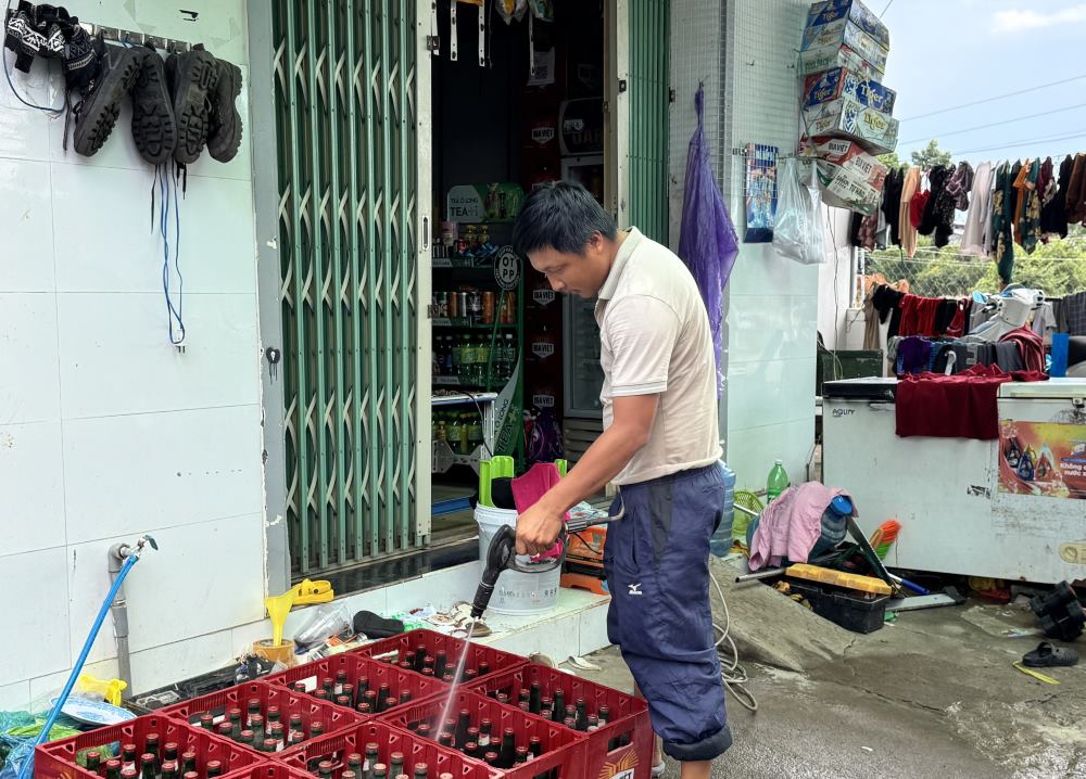 Chu tiem tap hoa xit rua do dac de ban hang tro lai. Anh: Duy Tuan 