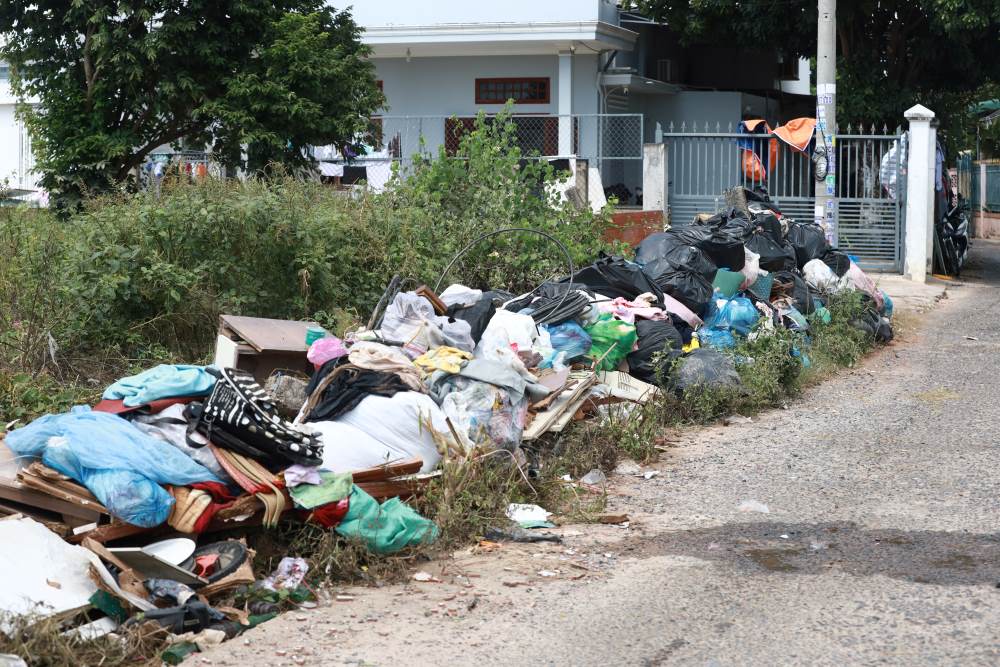 Do dac bi hong do ngap lut, nguoi dan vut bo cho xe rac mang di. Anh: Duy Tuan 