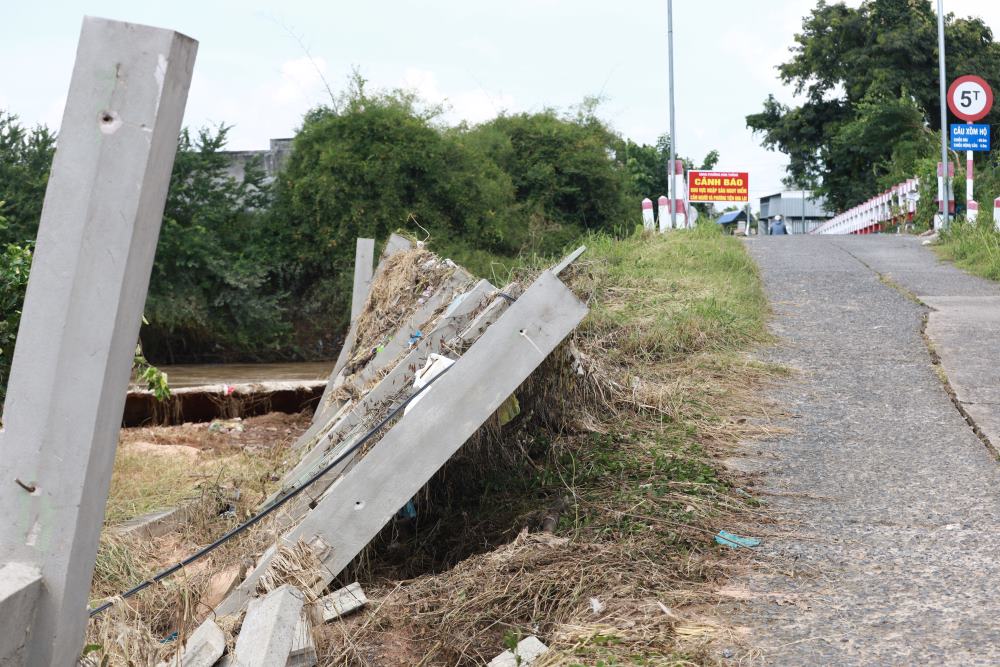 Duong len cau Xom Ho, noi nuoc song dan len gay ngap sau hom 1.11. Buc tuong thanh bi lun. Anh: Duy Tuan 