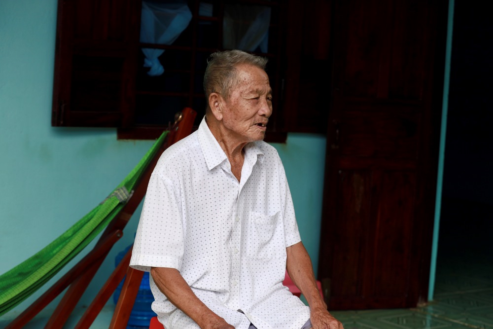 Cu ong 90 tuoi ke lai nhung tran ngap lut lich su da trai qua. Anh: Duy Tuan 