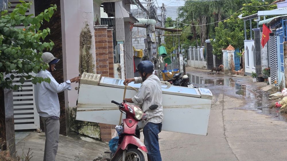 Tu lanh bi ngap nuoc gay hu hong duoc cho di sua. Anh: Duy Tuan 