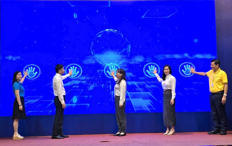 Representatives of Ho Chi Minh City Social Insurance and Vietnam Post Corporation performed the launching ceremony of the program "60 days of acceleration - Complete the development target for social insurance and health insurance participants in 2025". Photo: Nam Duong