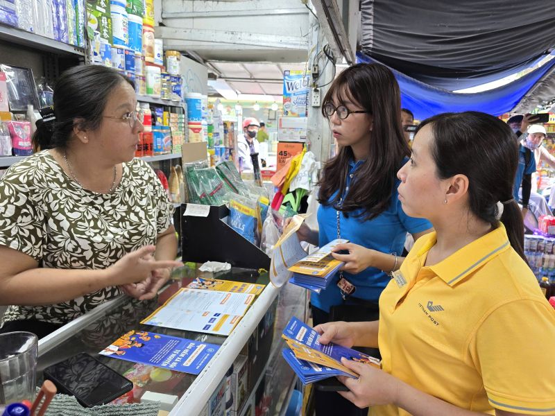 Tuyen truyen ve BHXH tu nguyen, BHYT ho gia dinh cho chu ho kinh doanh tai TPHCM. Anh: Nam Duong