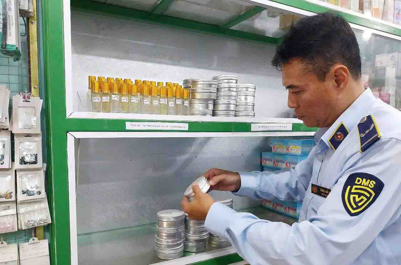 Ho Chi Minh City Market Management launches a peak period of attack, pushing back the situation of trading in smuggled goods, counterfeit goods... Photo: Ho Chi Minh City Market Management Department