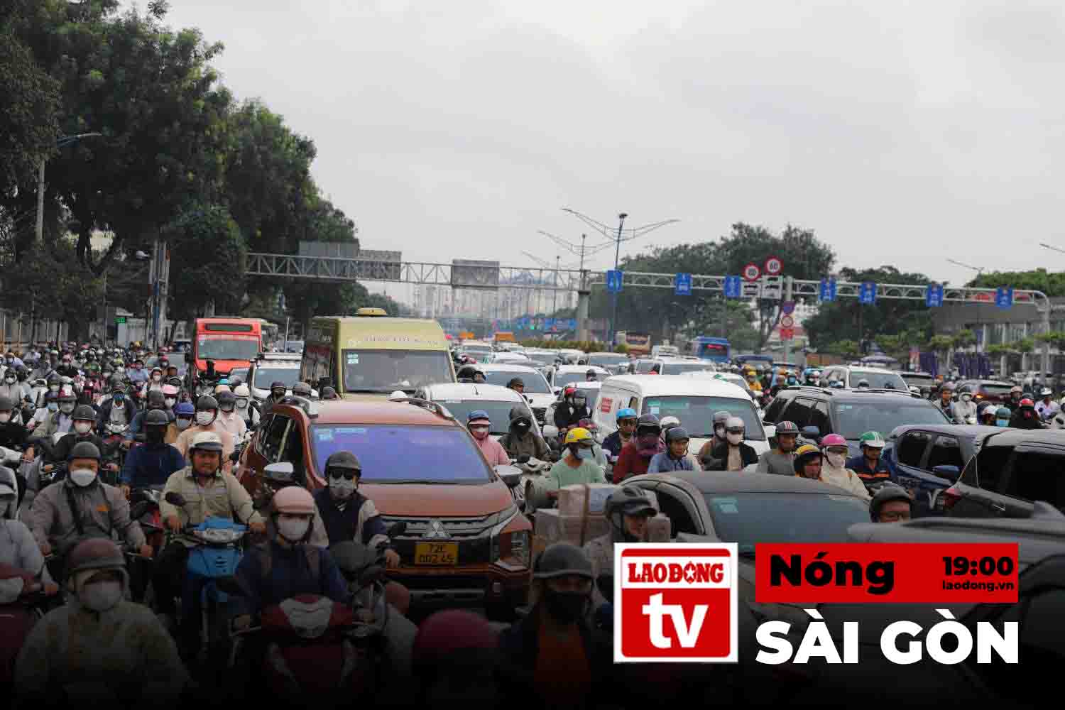 暑いサイゴン：ラッシュアワーのホーチミン市北西玄関口の渋滞