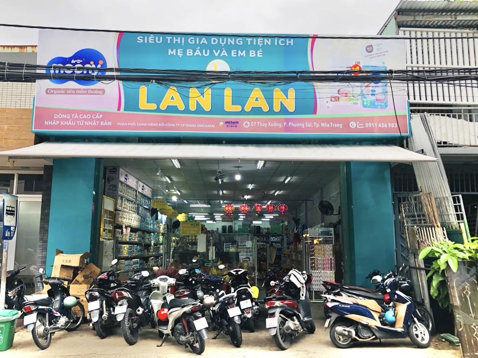 Nguoi dan den cac cua hang dien tu mua sam den pin, sac du phong truoc khi bao do bo. Anh: Huu Long