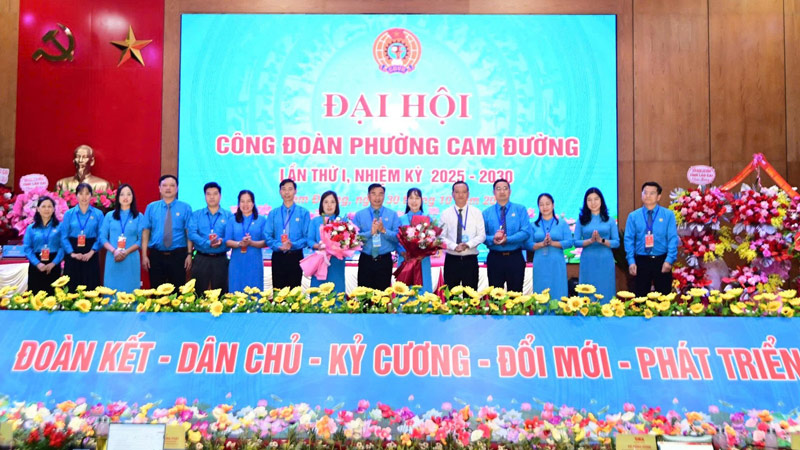 Leaders of Lao Cai Provincial Federation of Labor presented flowers to congratulate the Executive Committee of Cam Duong Ward Trade Union, term 2025-2030. Photo: Lan Huong