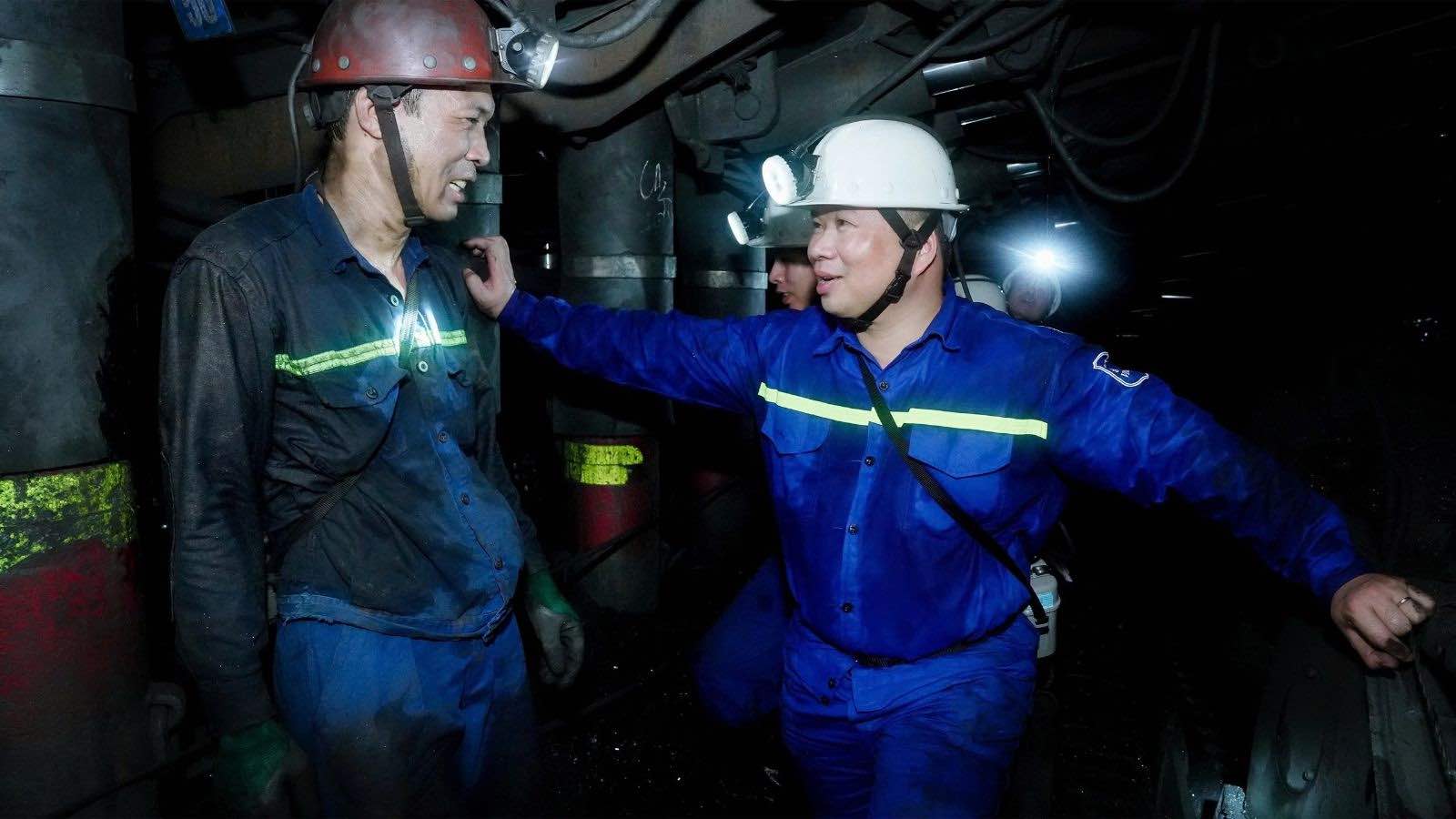 Lanh dao TKV kiem tra hien truong san xuat, thuc hien cong tac ky thuat, an toan tai Cong ty CP Than Vang Danh. Anh: Vinacomin