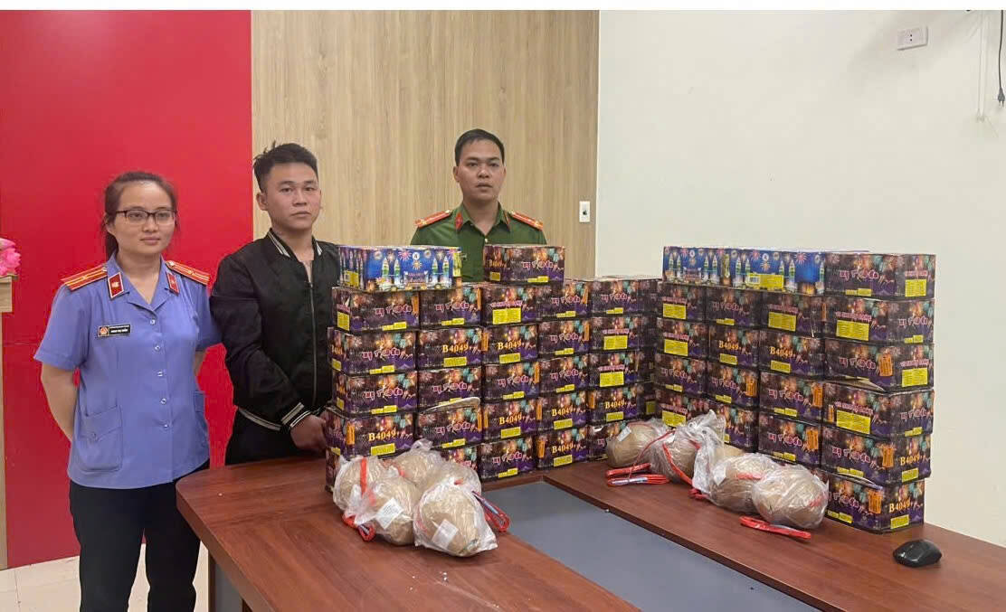 Đối tượng Trần Văn Dũng cùng tang vật là pháo lậu tại Cơ quan Công an. Ảnh: Văn Hậu