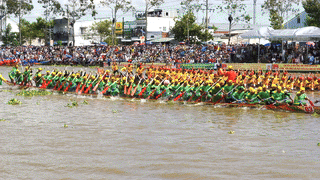 Exciting Ngo boat racing in Can Tho City in 2025