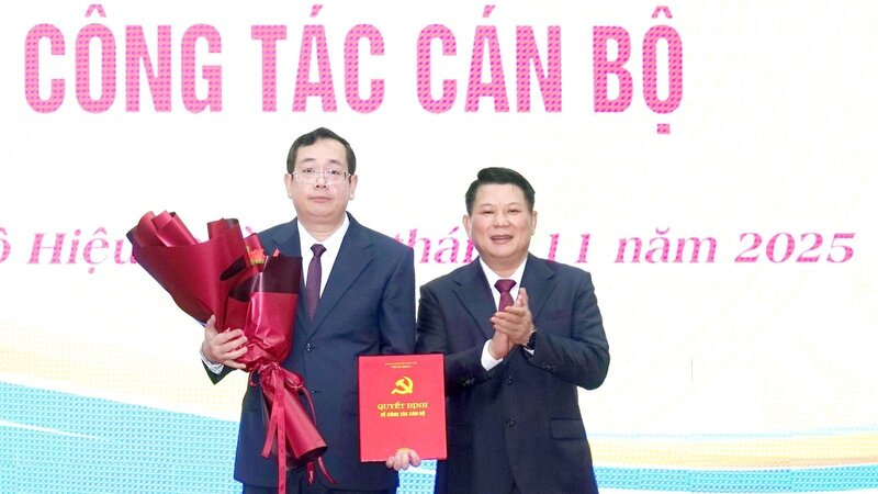 ソンラ省党委員会常務委員会の代表は、トン・ザ・アイン氏の新たな任務に祝意を表した。写真: グエン・イェン