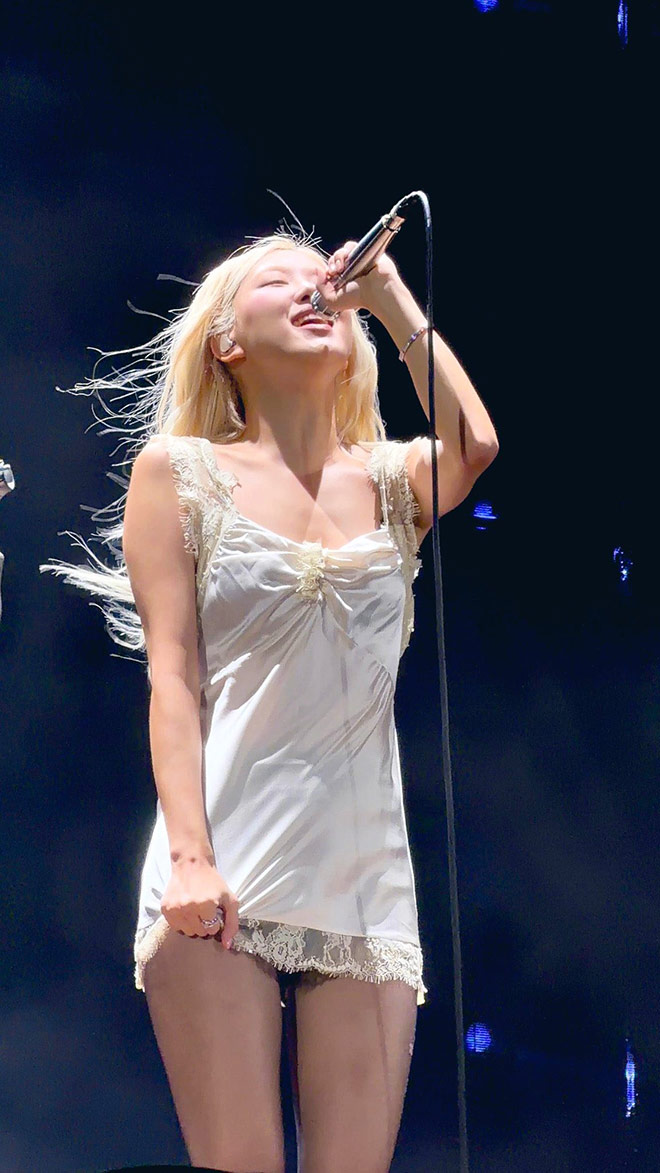 Rose (Blackpink) voi chiec vay theo phong cach vay ngu. Anh cat tu video