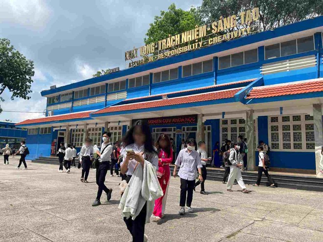 Truong Dai hoc Thu Dau Mot dang thuc hien cac thu tuc de hoan tra hoc phi thu chenh lech trong 2 nam hoc cho sinh vien. Anh: Dinh Trong 