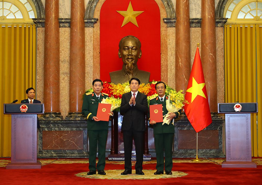 Politburo member and President Luong Cuong presented the decision to promote the rank of Senior Lieutenant General to two Deputy Ministers of National Defense, Nguyen Van Gau and Le Duc Thai (right). Photo: Ministry of National Defense