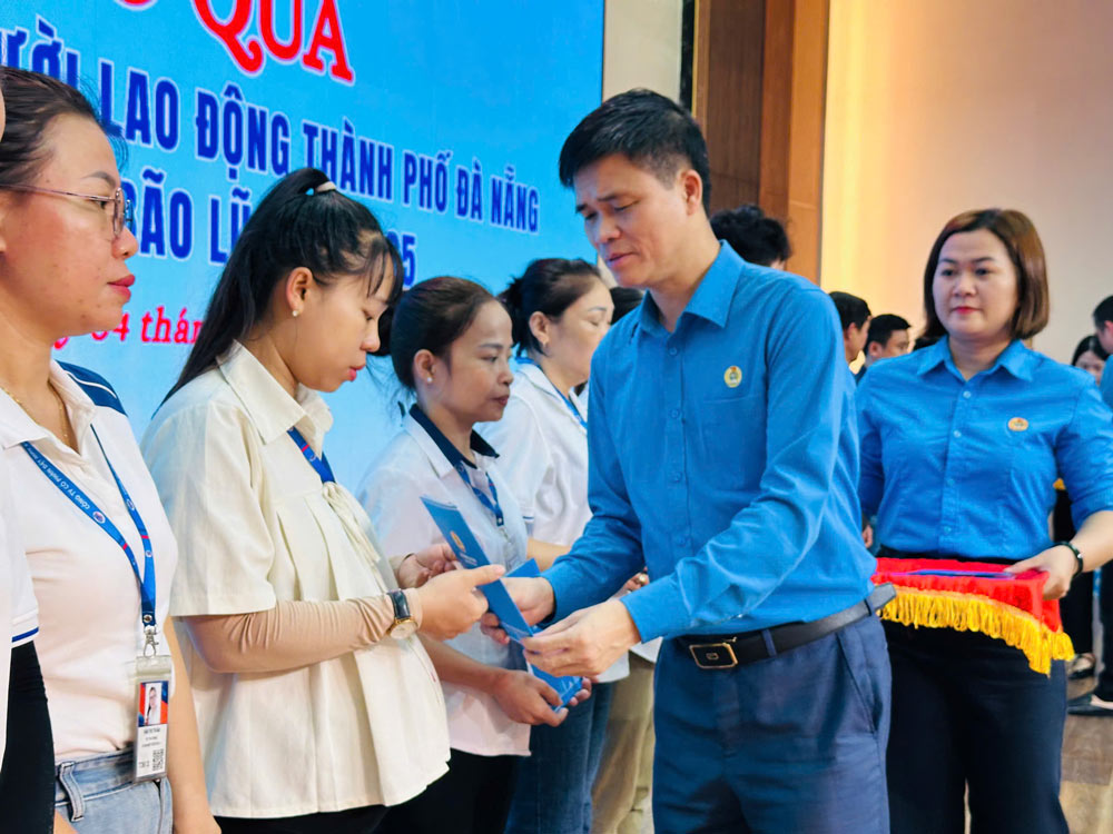 El Sr. Ngo Duy Hieu - Vicepresidente de la Confederacion General del Trabajo de Vietnam entrega regalos para animar a los miembros del sindicato y a los trabajadores de la Compañia Anonima de Textiles y Confecciones 29.3 Da Nang. Foto: Tuong Minh