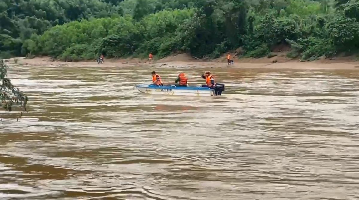 Rescue forces use boats to cross the flood to rescue people trapped. Photo: Quang Tri Police