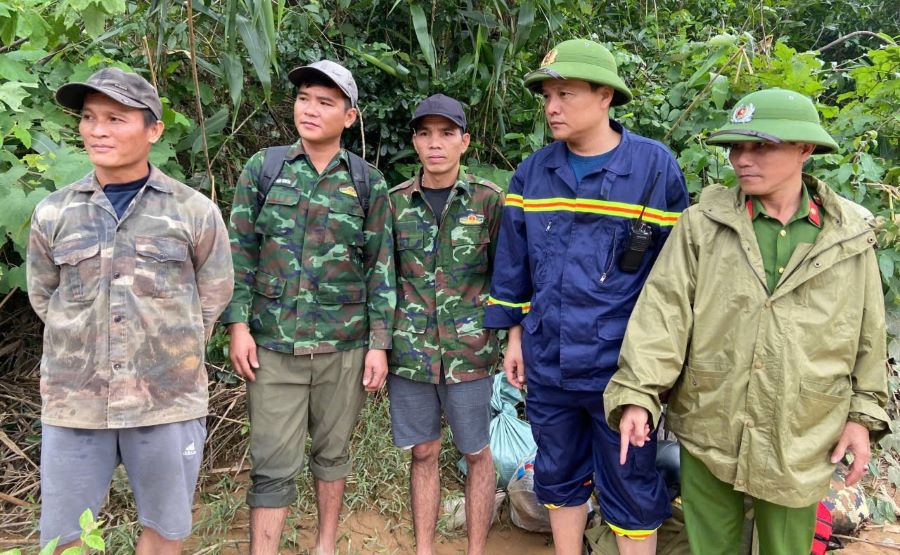 3 nguoi dan (tu trai sang) duoc luc luong cuu ho dua vao bo an toan. Anh: Cong an Quang Tri