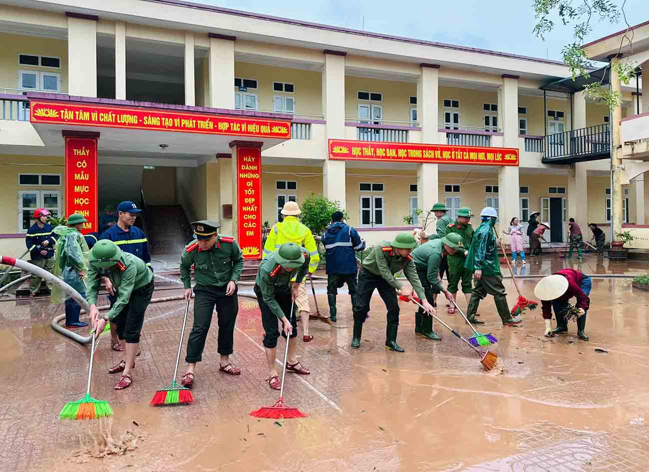Ha Tinh의 홍수 후 학교 운동장 진흙 청소. 사진: Tran Tuan.