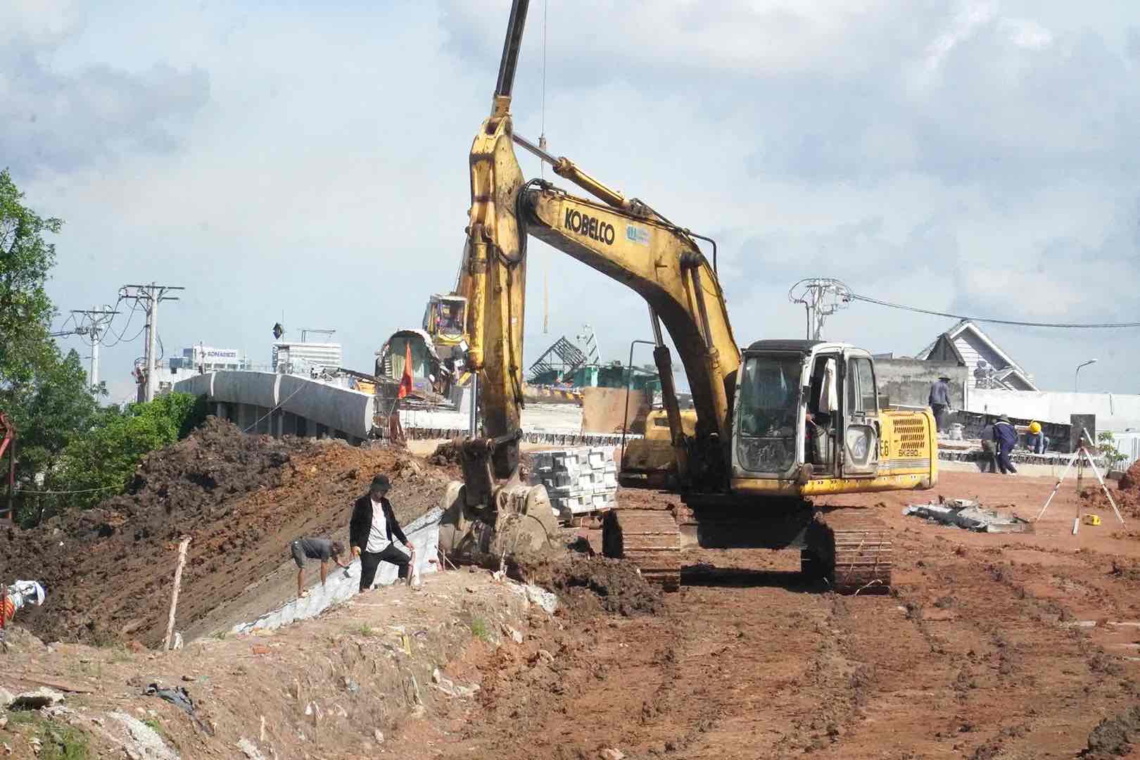 Thi cong phan duong dan cau An Hoa 2 vao duong hien huu (duong An Hoa - Long Hung). Anh: HAC