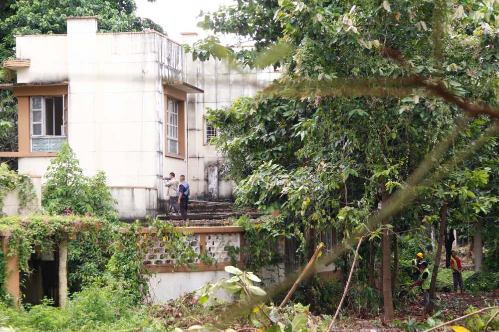 Fertilizantes y trabajadores ocupados limpiando terrenos de mas de 4 hectareas preparandose para construir el Monumento a COVID-19. Foto: Thai Bao