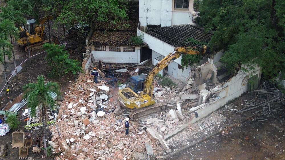   Cong nhan thao do cong trinh cu o khu dat so 1 Ly Thai To. Ảnh: Thai Bao