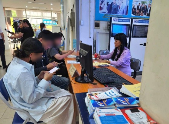 労働者はハノイ雇用サービスセンターで失業保険の受給手続きを行います。写真: クイン・チー