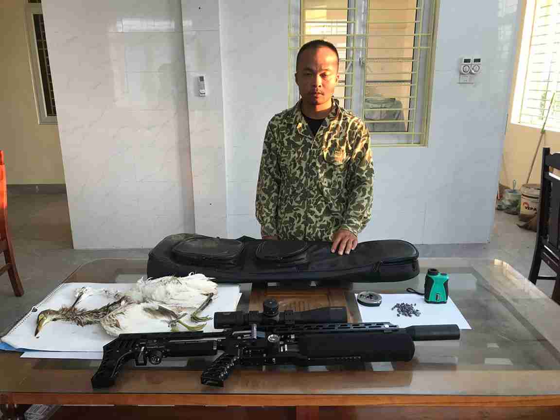 Vu Quoc Bao and the evidence of the air compressor and lead bullet were seized by Luong Bang Commune Police. Photo: Hung Yen Provincial Police