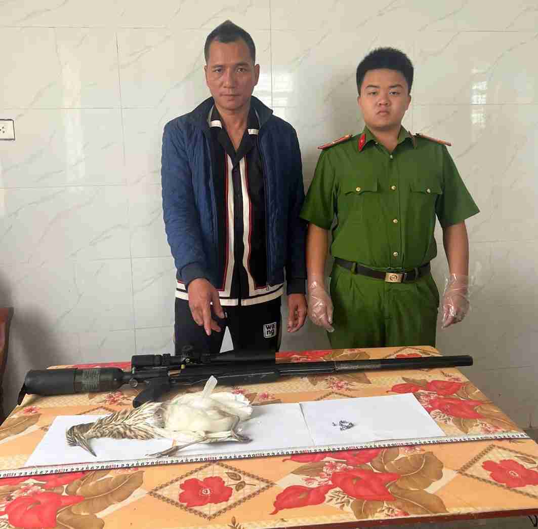 Doi tuong Do Manh Hai cung tang vat sung nen hoi va dan kim loai tai co quan Cong an. Anh: Cong an tinh Hung Yen