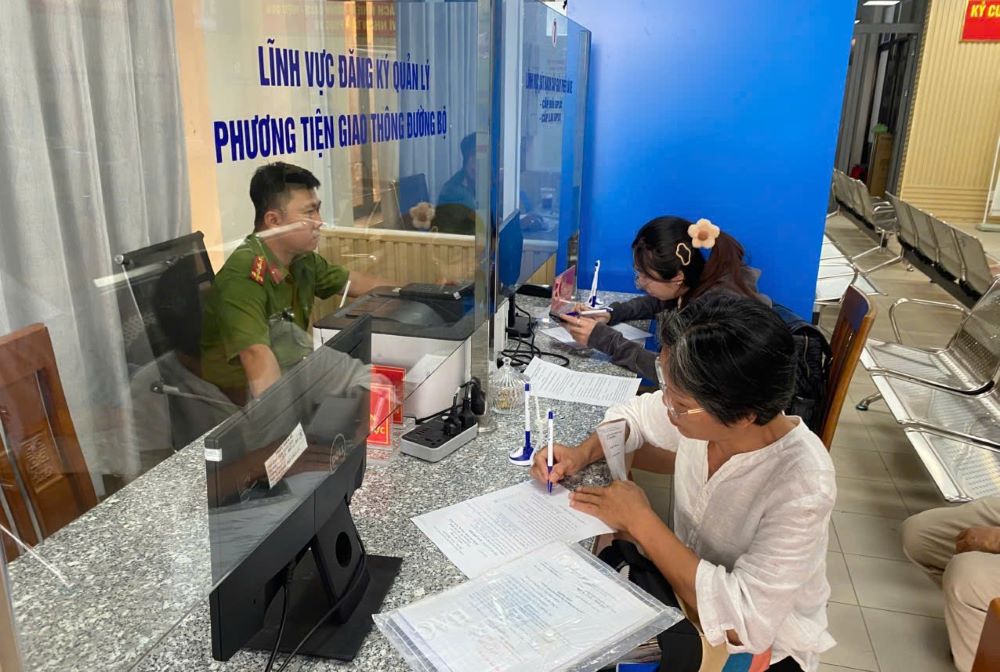 Los ciudadanos añaden informacion para realizar la conversion de permisos de conducir de papel de carton a tarjetas PET. Foto: PC08