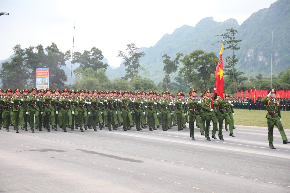 The Ministry of Home Affairs proposes a number of powers of commune-level police chiefs in the draft Decree related to the implementation of the Ordinance on Preferential Incentives for People with meritorious services to the Revolution. Photo: Ai Van