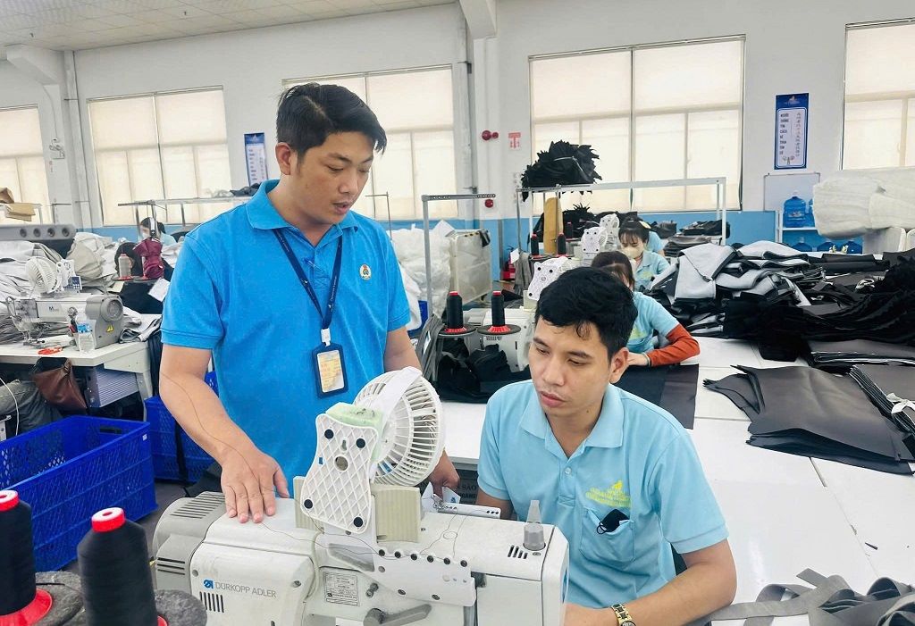 Anh Nguyen Van Khoa - Pho Chu tich Cong doan co so Cong ty TNHH Oucanyon Furniture (Viet Nam) tham hoi, dong vien anh Ho Van Bac. Anh: Vien Nguyen