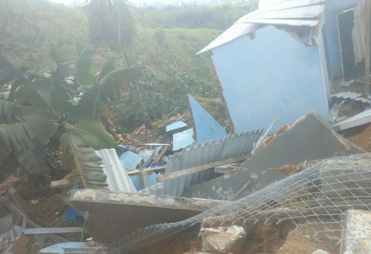 Mr. Ho Van Bac's house in Tra Lien village, Tay Tra Bong commune, Quang Ngai province completely collapsed due to floods. Photo: Vien Nguyen