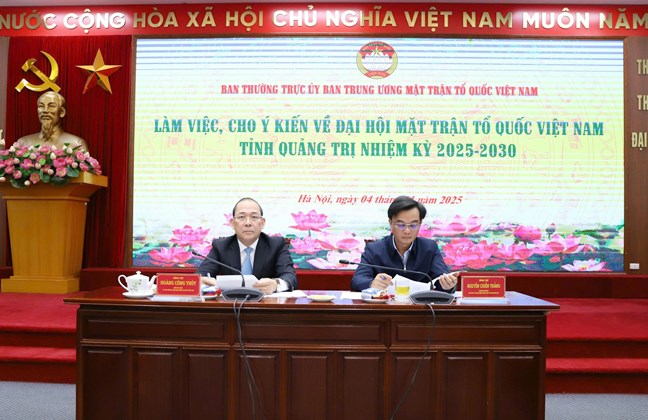 Vice Chairman of the Central Committee of the Vietnam Fatherland Front Hoang Cong Thuy at the meeting gave his opinion on the content of preparing to organize the 1st Congress of the Vietnam Fatherland Front in Quang Tri province. Photo: Minh Hien