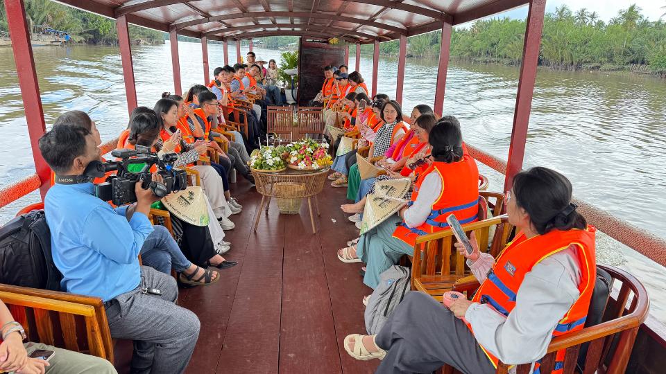 The survey team visited the Floating Coconut Market on the Thom River, introducing typical river tourism products of Vinh Long province. Photo: Hoang Loc
