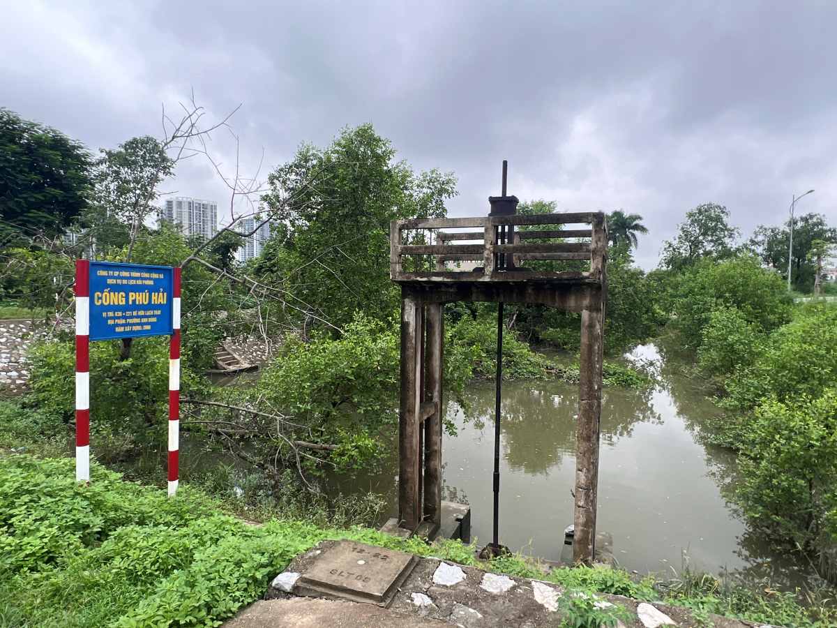 Cong Phu Hai da xuong cap sau 25 nam su dung khien viec thoat nuoc tai khu vuc Phu Hai bi anh huong. Ảnh: Van Anh