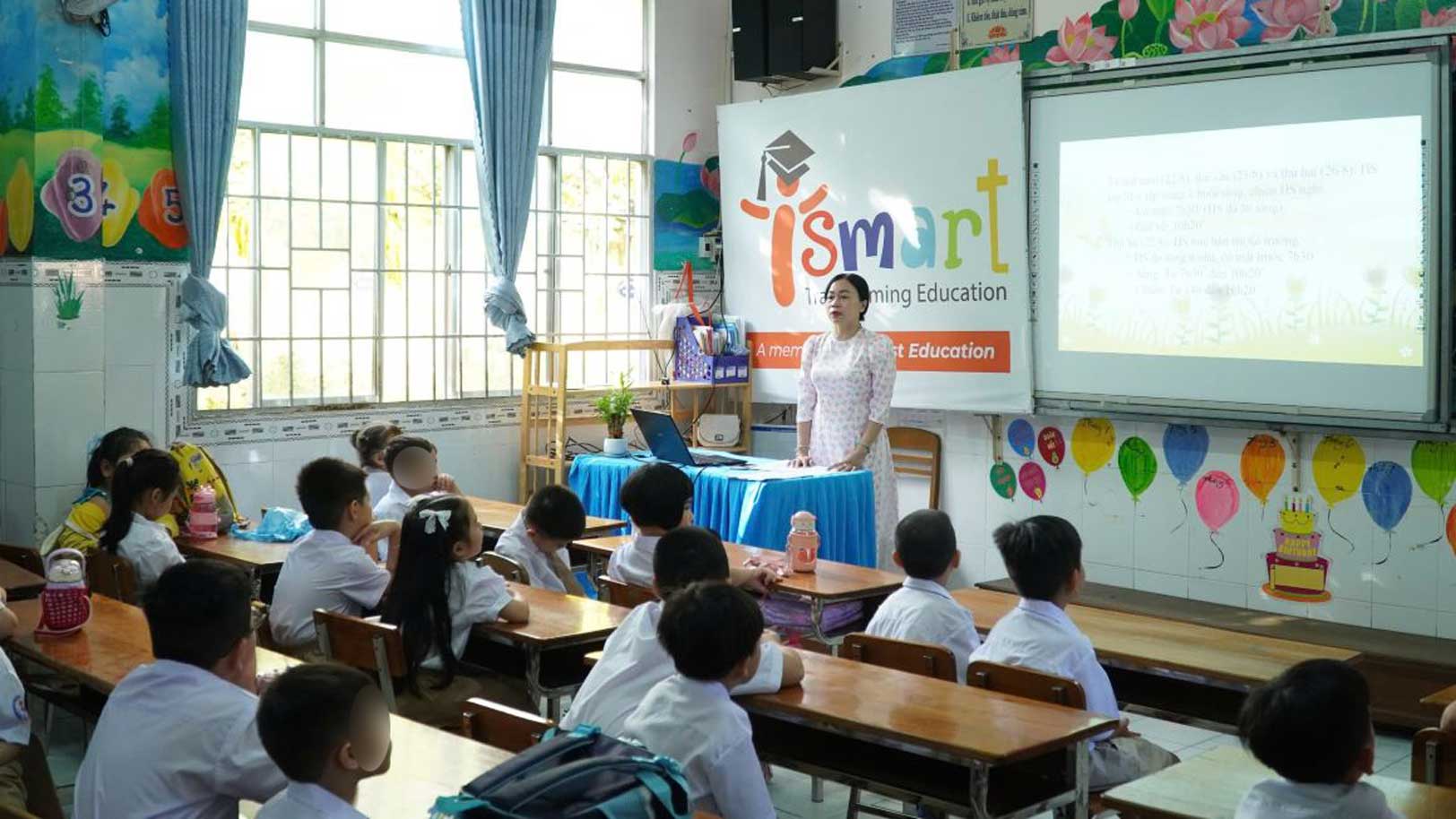 カントー市人民委員会は、「2045年までのビジョンを掲げ、2025年から2035年にかけて学校で英語を第二言語とする」プロジェクトの実施に関する公式派遣を発表した。写真: イェン・フオン