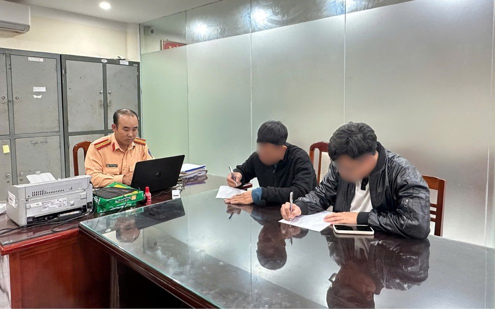 운전기사 D.T.A와 매제(사고를 낸 운전을 대신한 사람)가 공안 기관에서 벌금 기록에 서명하고 있습니다. 사진: 타이응우옌성 공안