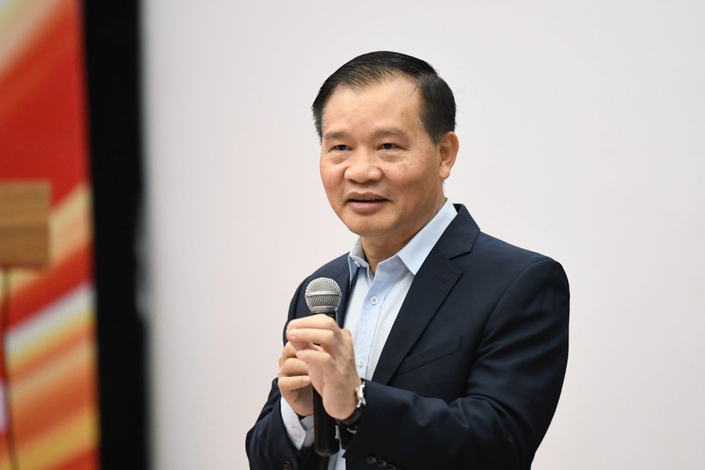 Dr. Bui Van Thach introduces new points and foundations in the draft documents of the 14th National Party Congress. Photo: Ai Van