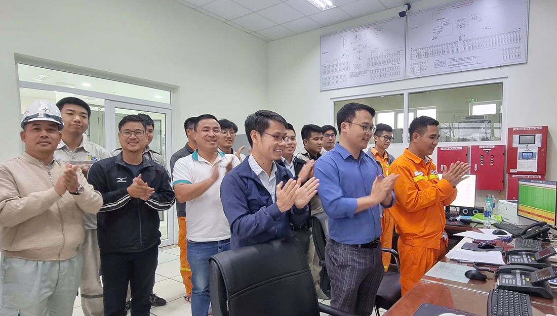 Dai dien cac don vi lien quan chung kien thoi khac dong dien du an