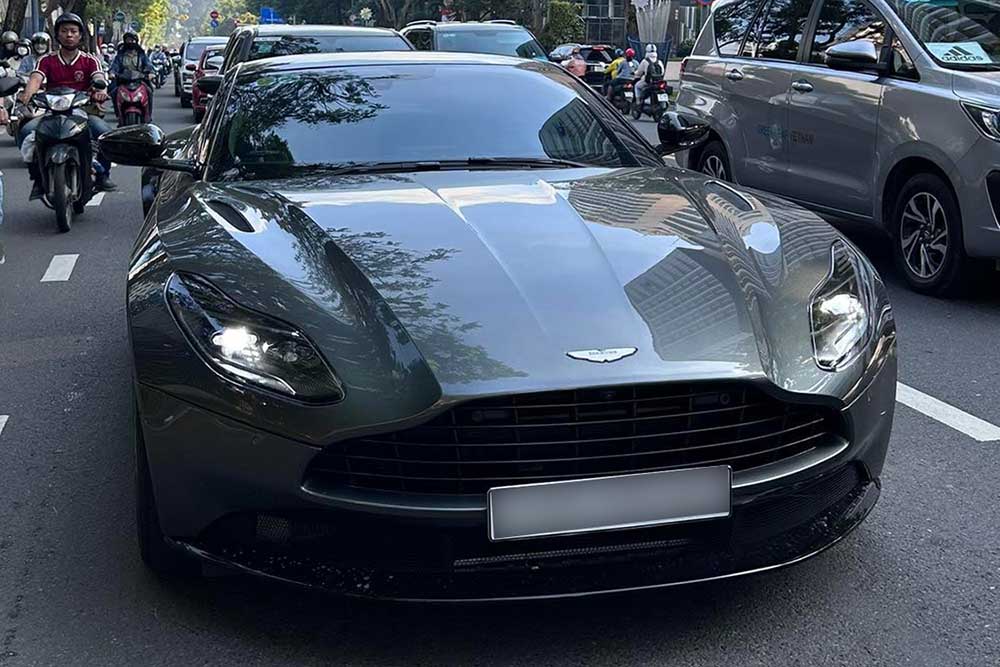 Un Aston Martin DB11 V8 es visto moviendose por las calles de Ciudad Ho Chi Minh. Foto: Phat Nguyen