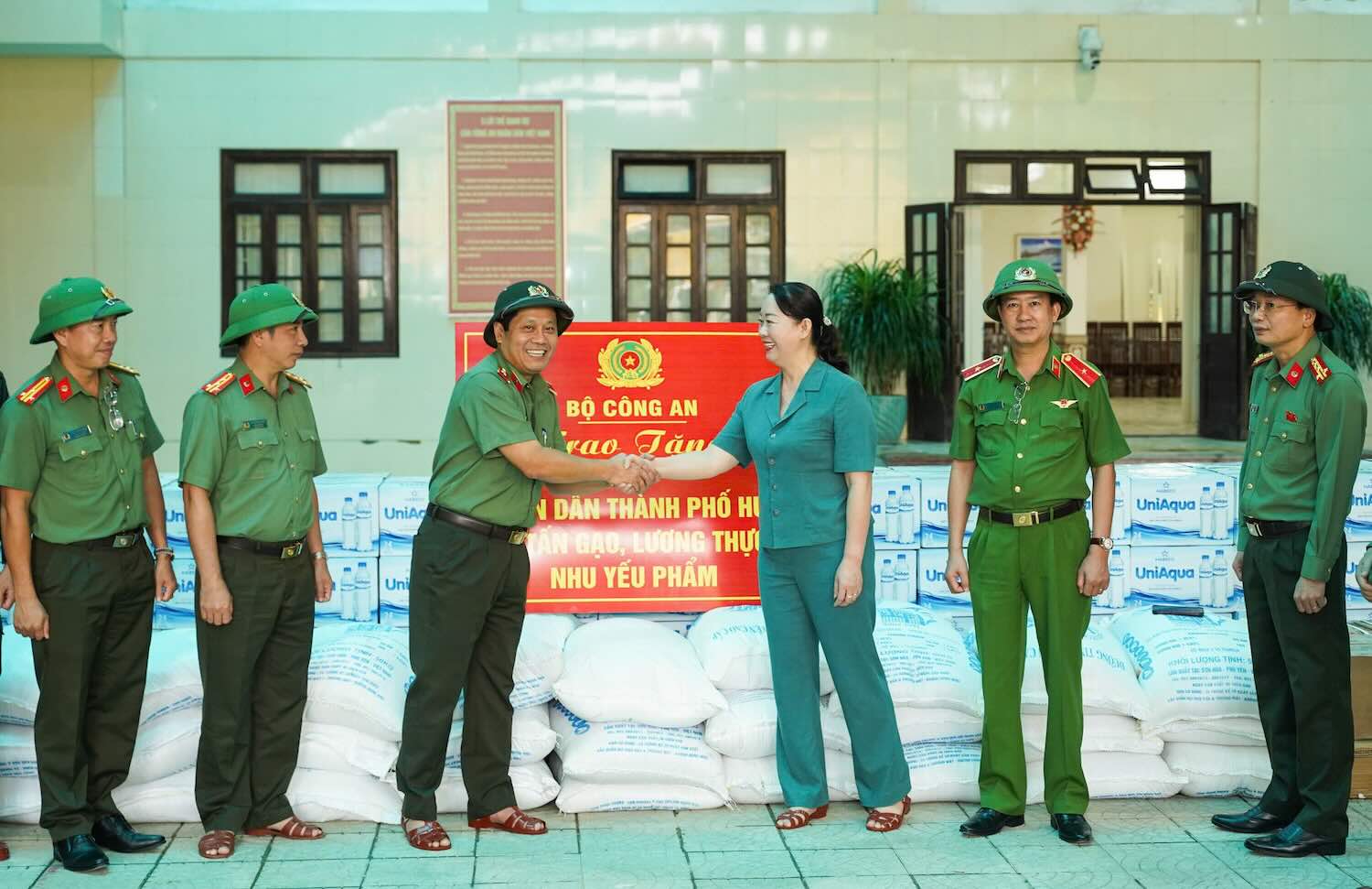 Nguyen Hong Nguyen 소장은 공안부 지도부를 대표하여 후에시 주민들의 홍수 피해 복구를 지원하기 위해 70톤의 쌀 식량 및 필수품을 기증했습니다. 사진: H. Nhung.