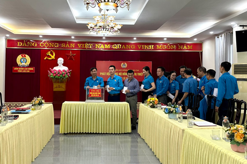 So tien ung ho se duoc chuyen toi cac dia phuong bi anh huong boi bao lu. Anh: Lien doan Lao dong Lao Cai