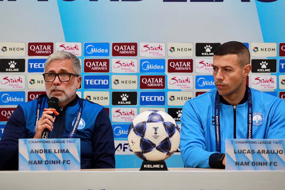 안드레 리마 코치(왼쪽)와 남딘 클럽의 중앙 수비수 루카스 알베스가 감바 오사카와의 경기 전 기자 회견에 참석했습니다. 사진: 남딘 클럽
